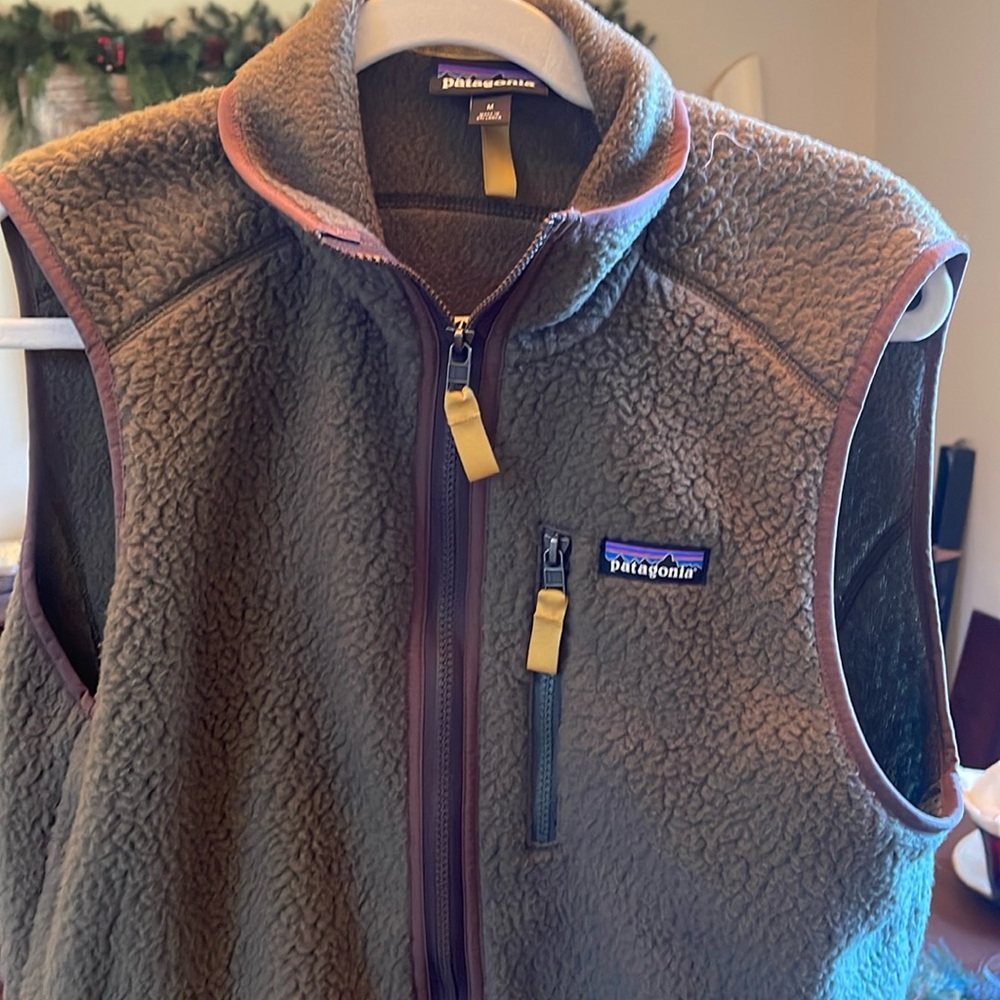 Men’s Patagonia green vest with brown trim. Size medium.